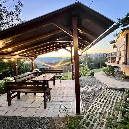 Utulny Dom S Virivkou S Vyhladom Na Mesto A Velkym Parkoviskom Villa