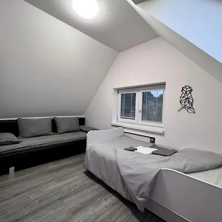 Utulny Dom S Virivkou S Vyhladom Na Mesto A Velkym Parkoviskom Villa