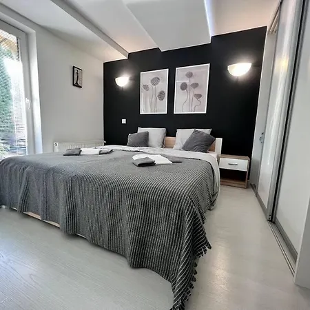 Villa Utulny Dom S Virivkou S Vyhladom Na Mesto A Velkym Parkoviskom