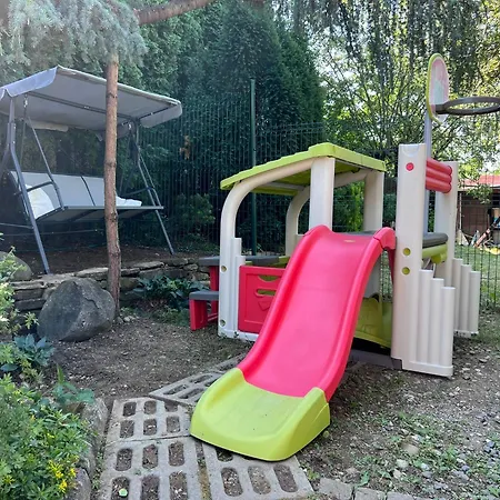 فيلة Utulny Dom S Virivkou S Vyhladom Na Mesto A Velkym Parkoviskom