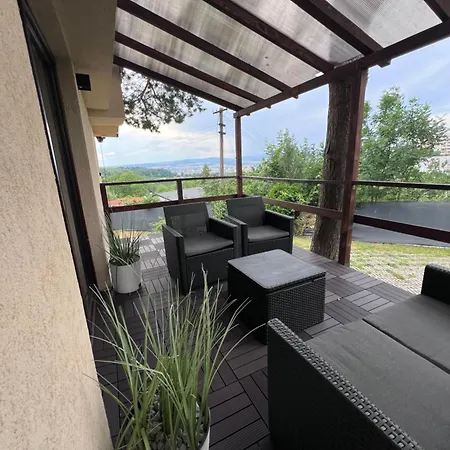 Utulny Dom S Virivkou S Vyhladom Na Mesto A Velkym Parkoviskom Villa Kassa