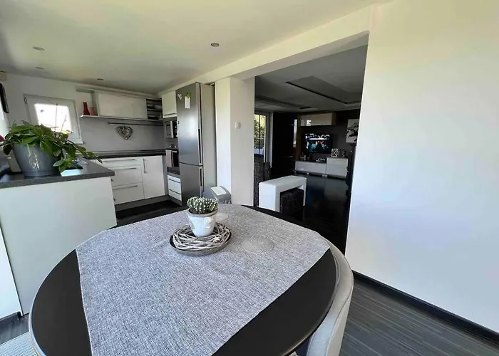 Utulny Maly Domcek S Virivkou ヴィラ *