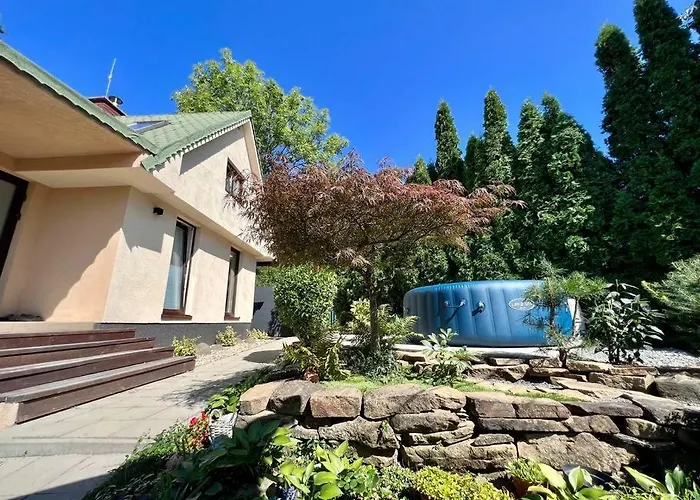 Utulny Maly Domcek S Virivkou コシツェ