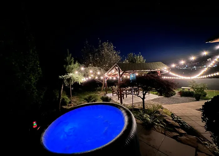 Utulny Maly Domcek S Virivkou コシツェ