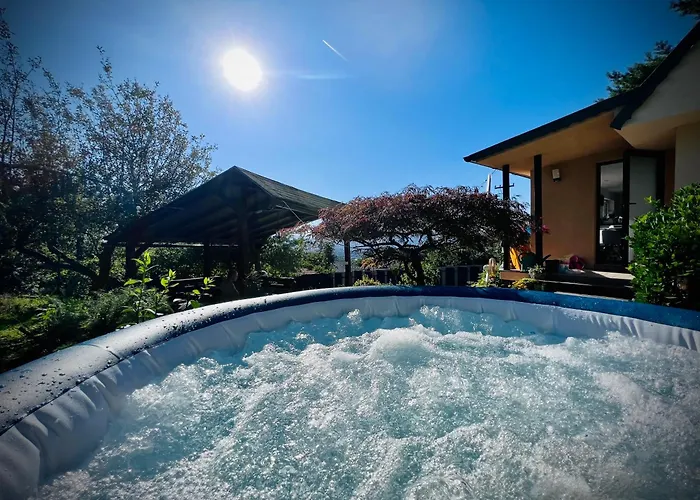 Utulny Maly Domcek S Virivkou ヴィラ *